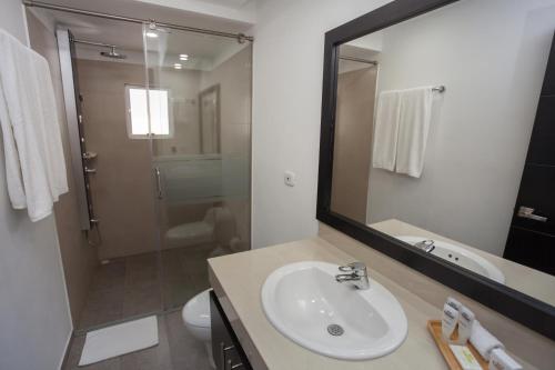 帕斯托巴勒莫套房酒店的一间带水槽、淋浴和镜子的浴室