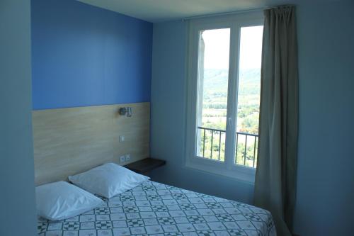 穆斯捷-圣玛丽贝尔福德里酒店的一间卧室设有一张床和一个大窗户