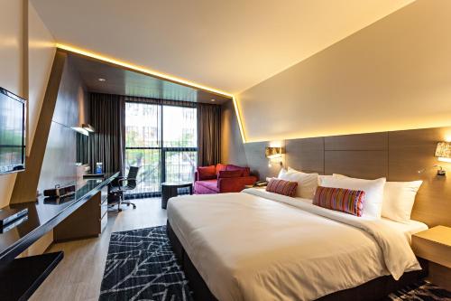 曼谷贝斯特韦斯特倍加素坤逸1号的酒店客房设有一张大床和一台电视。