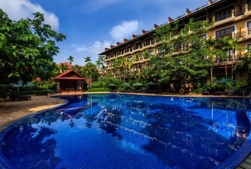 暹粒吴哥天堂酒店的大楼前的大型蓝色游泳池