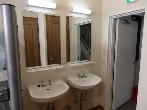 东京背包客米尼旅舍的浴室设有2个水槽和2面镜子