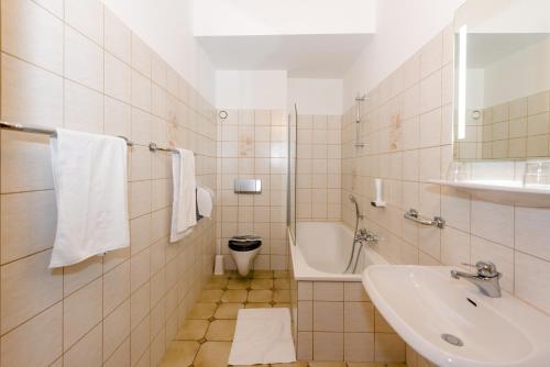 斯驰维尔特尔布劳城市酒店的一间浴室