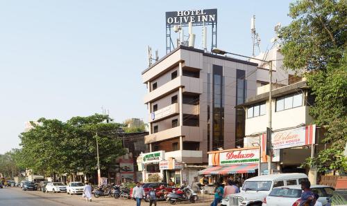 孟买翠布橄榄旅馆的一条繁忙的城市街道,上面有标志
