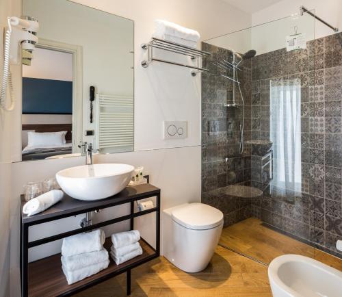 热那亚贝斯特韦斯特大都市酒店的一间带水槽、卫生间和淋浴的浴室
