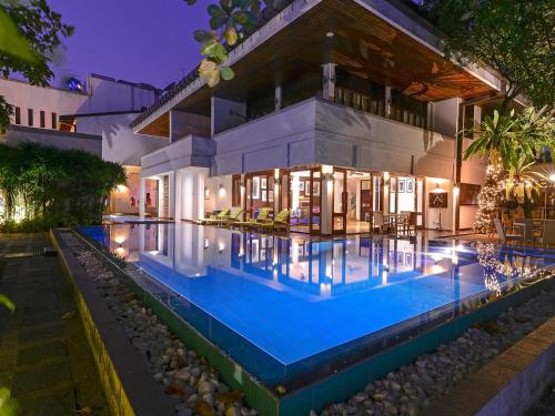 科伦坡Colombo Court Hotel & Spa的一座房子前面设有游泳池