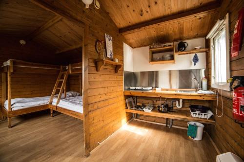 Thorsmork珀尔斯莫克火山旅馆的小屋内带两张双层床的客房