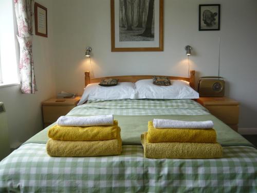 BramfieldThe Kings' House的一间卧室配有一张大床和两个枕头