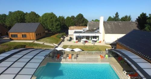 阿姆博斯VVF Amboise Les Châteaux de la Loire的享有带游泳池的房屋的空中景致