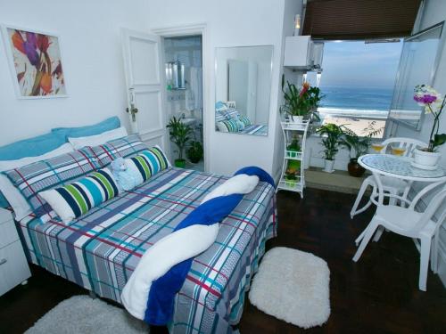里约热内卢Deslumbrante vista para a Praia de Copacabana.的一间卧室设有一张床,享有海景