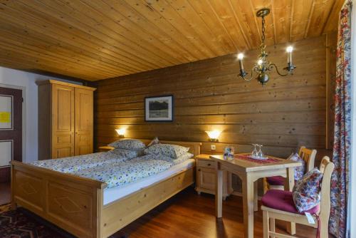 克舍尔Schmied von Kochel的一间卧室设有一张床和木墙