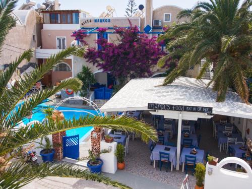 佩里萨马科斯别墅酒店的享有酒店顶部的景色,设有游泳池和棕榈树