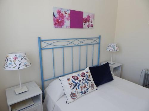 蒙特哈克Casa Mirador los Bancales的一间卧室配有一张带2个床头柜和2盏灯的床。