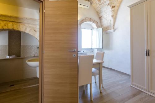 奥斯图尼Vico Potenza 3的木门,浴室设有桌子和水槽