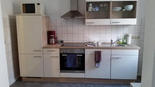索尔陶Ferienwohnung Parkblick的小厨房配有炉灶和水槽