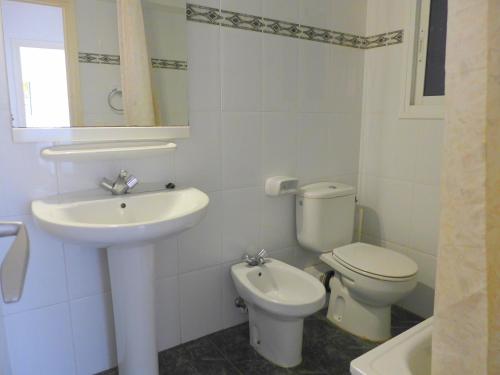 拉皮内达CYE 5 Rentalmar的白色的浴室设有水槽和卫生间。