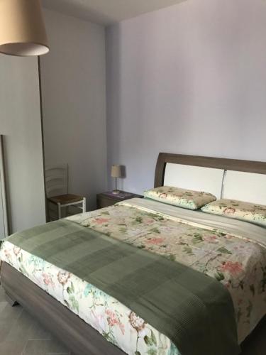 CossatoDa Felicia的一间卧室配有一张带绿色棉被的床