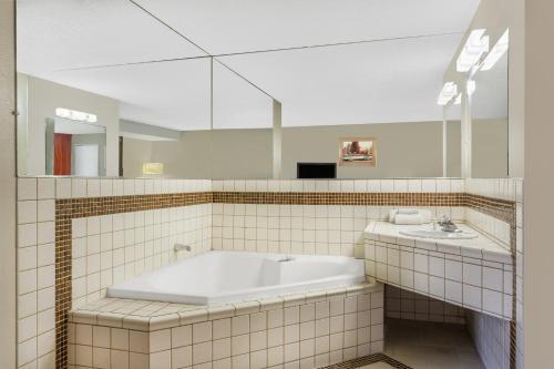里诺里诺旅游宾馆的带浴缸和盥洗盆的浴室