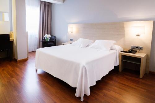 费罗尔瓦伦西亚酒店的一张大白色的床,位于酒店客房内