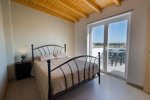 CavaleiroCavaleiro Rota Costa Alentejana的一间卧室配有一张床,阳台配有桌子