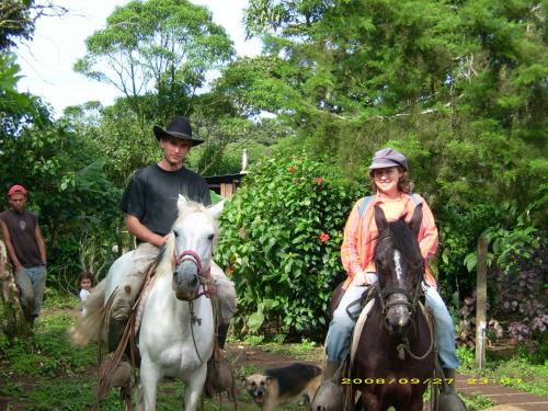 埃斯特利Finca Lindos Ojos的男人和女人骑着狗骑在马上