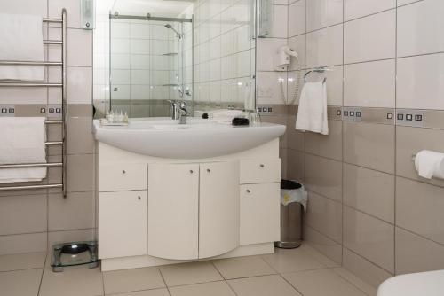 陶朗加Top Of The Town Bed & Breakfast的白色的浴室设有水槽和镜子