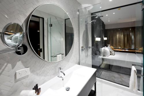 基督城基督城皇冠假日酒店的一间带水槽和镜子的浴室