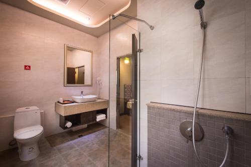 嘉义市嘉禾玉山国际大饭店 的带淋浴、卫生间和盥洗盆的浴室