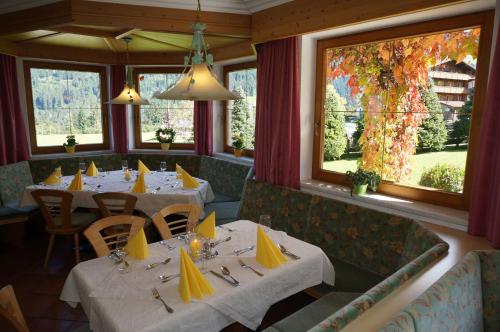 奥法赫虹膜菲林酒店的用餐室设有桌椅和窗户。