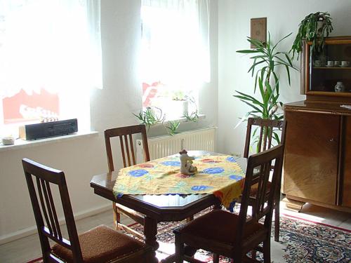 德累斯顿库宁格斯瓦德潘森酒店的用餐室配有桌椅和泰迪熊