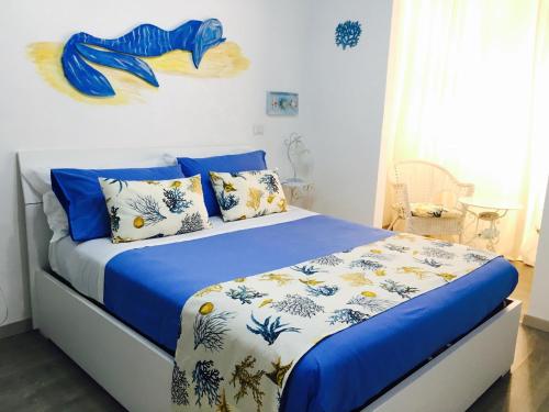 那不勒斯I 4 Elementi的卧室配有蓝色和白色的床和枕头