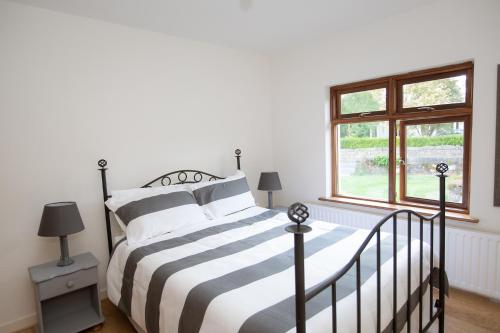 康镇Luskin's的卧室设有黑白床和窗户。