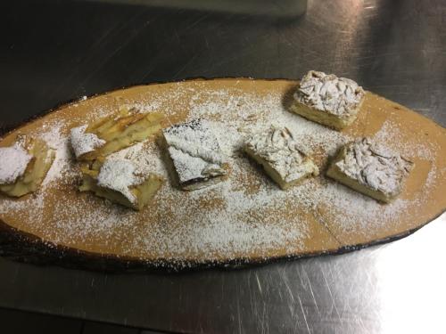 CollebrincioniUn Passo Dal Cielo的上面有糖粉的馅饼