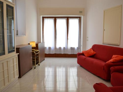 莱萨L'Antico Borgo的客厅设有红色的沙发和窗户。