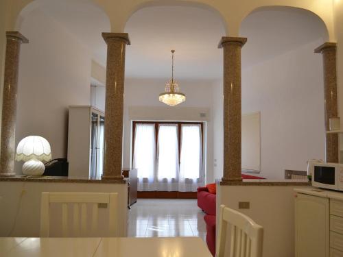 莱萨L'Antico Borgo的一间带厨房的客厅和一间餐厅