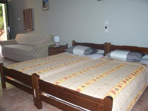 特拉佩扎奇教堂公寓酒店的一间卧室配有一张大床和一把椅子