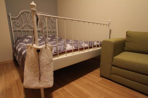 索非亚Apartment 132的一间设有一张钱包和椅子的床的房间