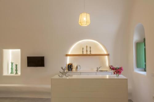 易莫洛林圣托里尼阿尤巴公寓的一间带水槽和镜子的浴室