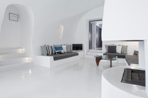菲罗斯特法尼阿尔塔维斯塔套房酒店的白色的客厅配有两张沙发和一张桌子