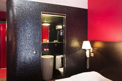 巴黎索菲杰曼酒店的浴室设有黑色墙壁和镜子