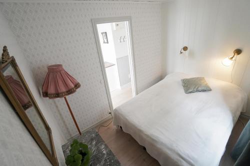 卢恩斯基尔Anfasteröd Gårdsvik - Badstugorna的一间小卧室,配有床和灯