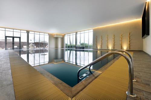 贝弗伦比夫兰凡德瓦克酒店的一座带大窗户的建筑中的游泳池