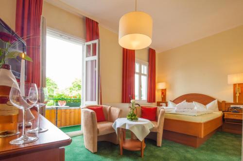 巴特哈尔茨堡维多利亚酒店的酒店客房配有一张床铺和一张桌子。