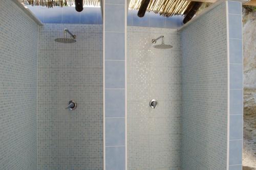 伊斯基亚Hotel Regina del Mare的浴室设有蓝色瓷砖淋浴。