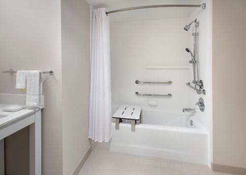 纳什维尔Hayes Street Hotel Nashville的白色的浴室设有淋浴和浴缸。