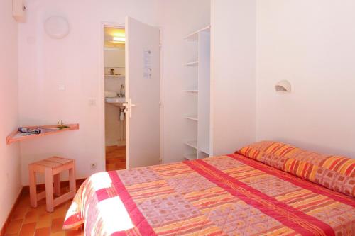 博尔马斯·莱斯·米默萨斯Village Vacances La Manne的一间带一张床和一个衣柜的小卧室