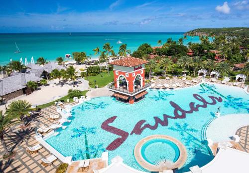 圣约翰斯Sandals Grande Antigua - All Inclusive Resort and Spa - Couples Only的享有带游泳池的度假村的空中景致