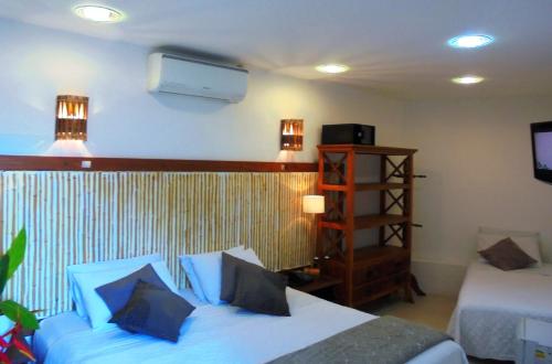 伊利亚贝拉纳乌迪鲁斯旅馆的酒店客房设有两张床和电视。