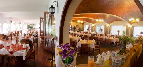 库斯科DM Hoteles Cusco的一间设有白色桌椅的用餐室