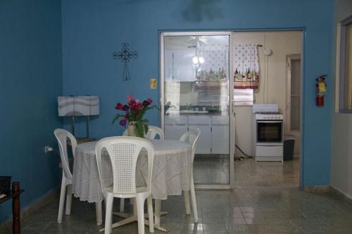QuebradaCavernas Guest House的一间带桌椅的用餐室和一间厨房