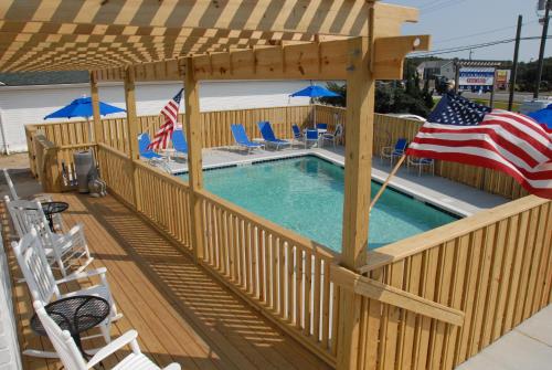 斩魔山外滩酒店的室外游泳池配有美国国旗和椅子